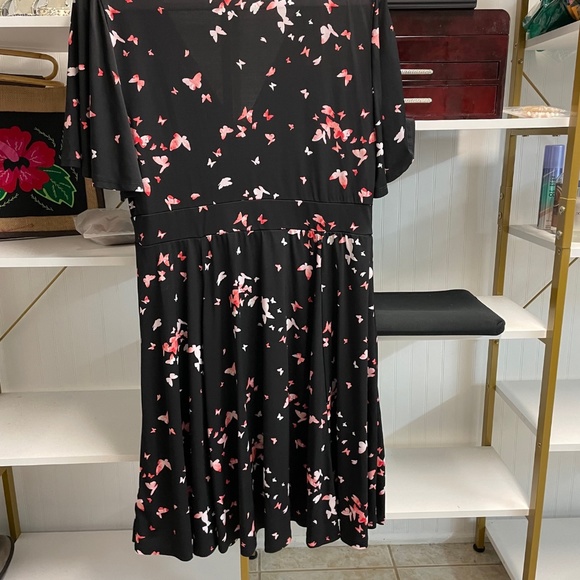 Plus size dress with sleeves - Picture 5 of 6